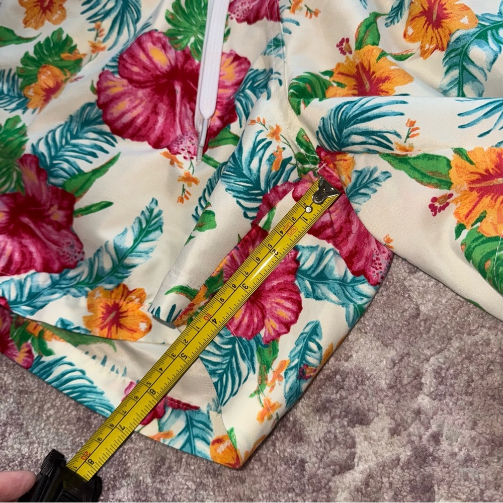Chubbies Men’s Large Floral Hawaiian Flower Swim Trunks - Picture 2 of 5